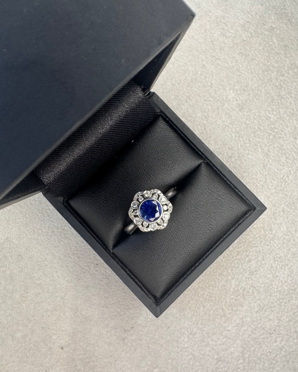 18ct White Gold Sapphire Cluster Style Ring